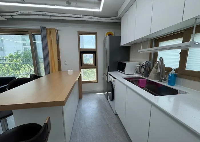 Apartment 501, Seongsu Station Jungnangcheon Cherry Blossom Road River Airport Bus Seoul