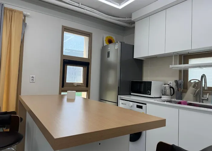 Apartment 501, Seongsu Station Jungnangcheon Cherry Blossom Road River Airport Bus Seoul